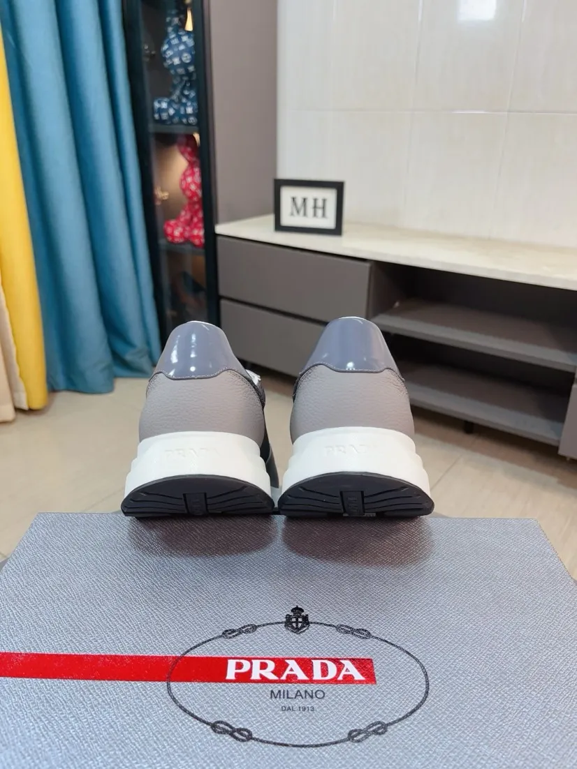 Men's shoes 💰580🌹🌹High-quality new Prada counters are launched simultaneously. The new men's shoes and 😘fabrics are selected from imported mesh and glue-spraying technology. Imported cowhide lining. 👍🏿High-end☄️Open-molded non-slip rubber outsole, exquisite lines, simple and elegant, comfortable and high-end for leisure travel. Code number: 38 to 44